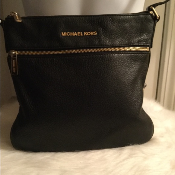 Michael Kors Handbags - Micheal Kors cross body purse